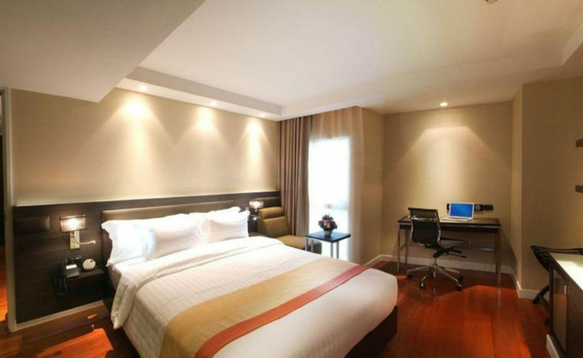 Amora Neoluxe Отель 4*